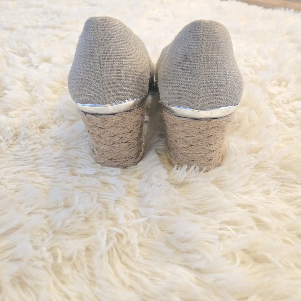 Adrienne Vittadini Nude And Silver Peep-toe Textured Wedge. Size 6.5. Like New.